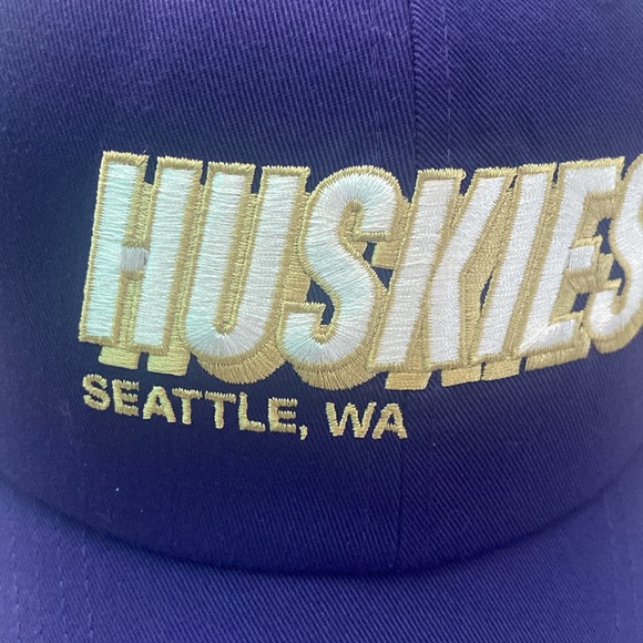 🆕NCAA Waahington Huskies 🏈 Adidas Snapback Mesh Trucker hat white/purple - Picture 8 of 9